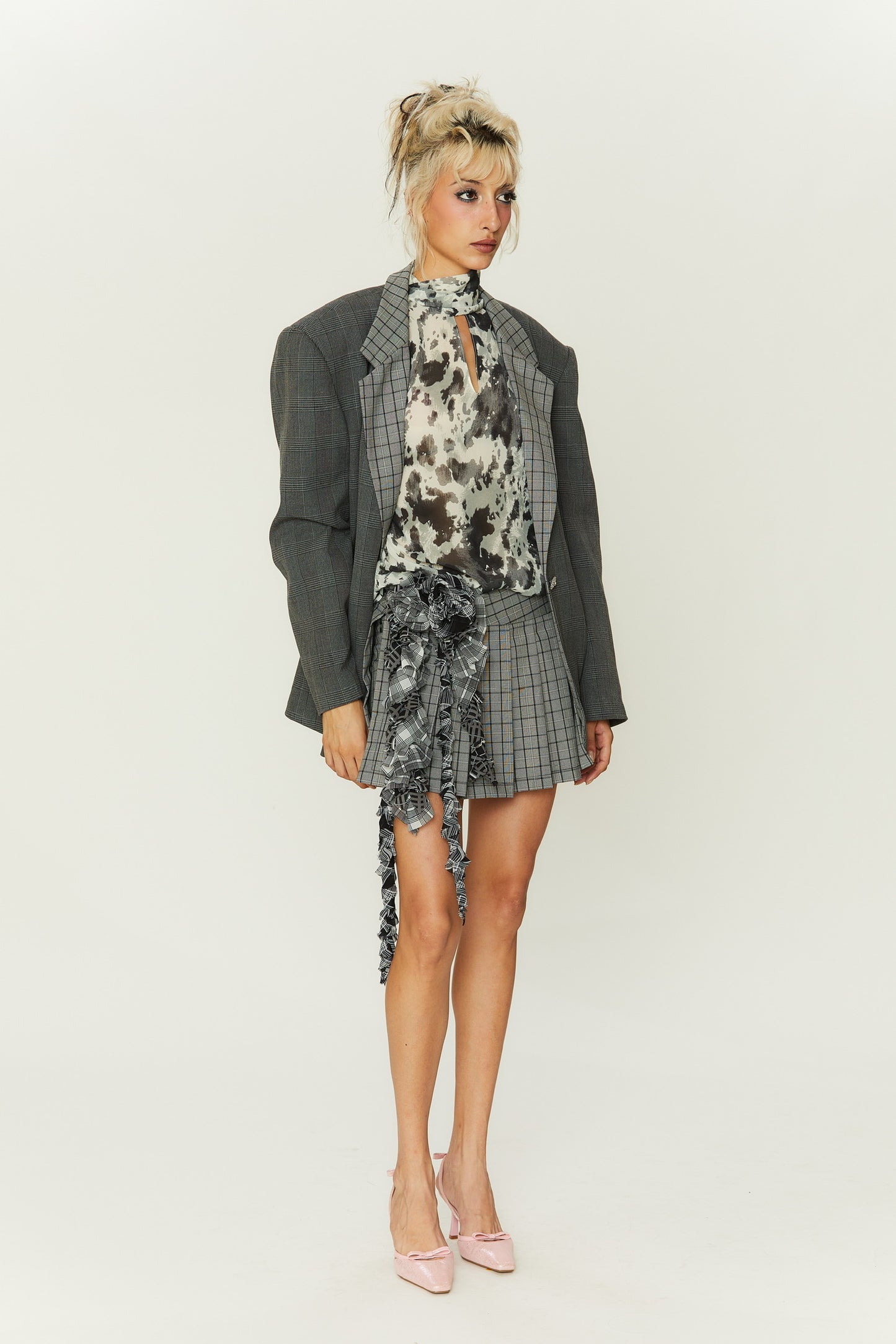 Hedy Floral Embellished Pleated Mini Skirt in Gray