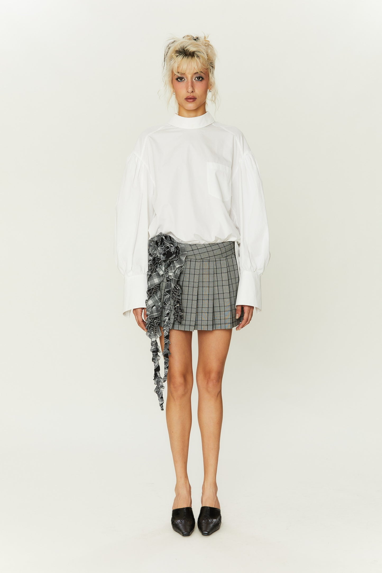 Hedy Floral Embellished Pleated Mini Skirt in Gray